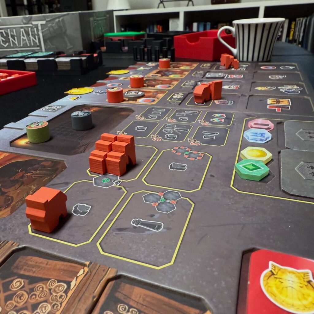 Covenant, inte helt s&aring;ld efter en spelning. Kanske berodde det mest p&aring; den r&ouml;riga regelboken och en fattig player aid.