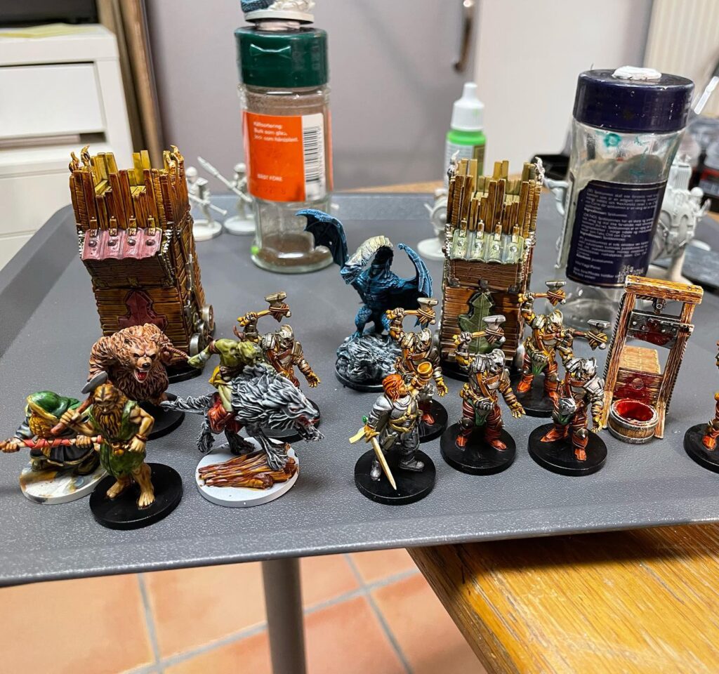 Inleder f&ouml;rsta dagen p&aring; &aring;ret med att m&aring;la lite figurer, snart &auml;r hela Journeys in Middle Earth redo!